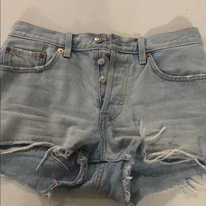 light wash levi’s jean shorts